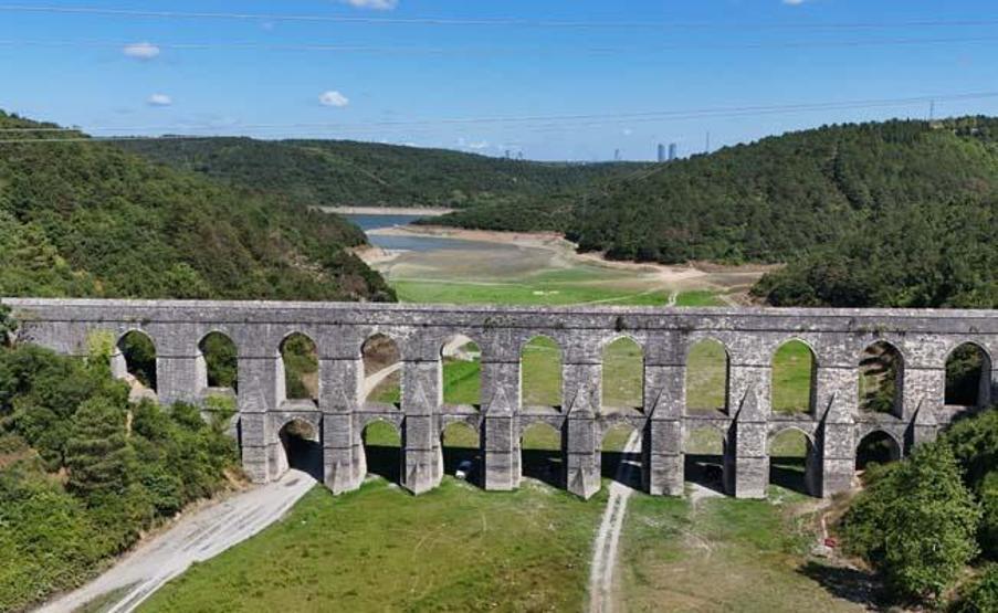 TEHLİKE ÇANLARI || İstanbulda kuruyan barajlar mesire alanı oldu