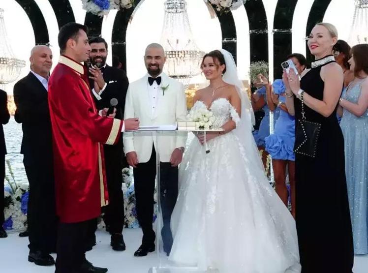 Olga Napolinin mutlu günü Görkemli bir düğünle dünyaevine girdi