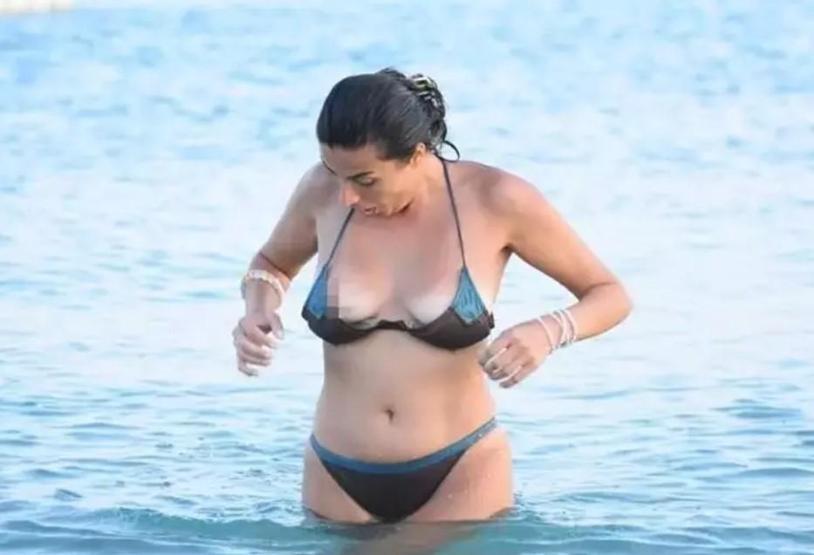 Bikinisi açılınca zor anlar yaşadı BAŞINA DERT OLDU