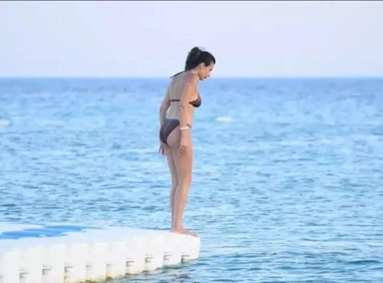 Bikinisi açılınca zor anlar yaşadı BAŞINA DERT OLDU