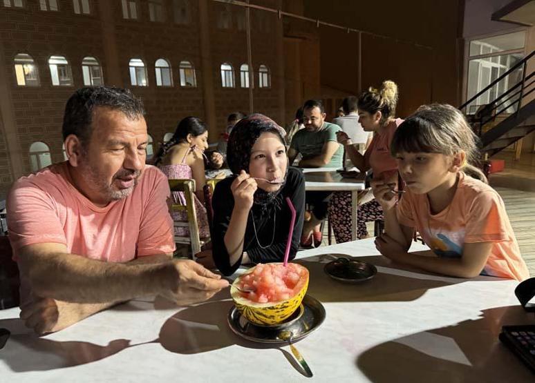 Torosların zirvesinden getirilen karla serinliyorlar