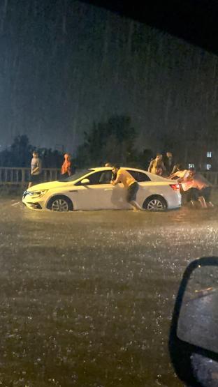 Rizede sağanak sele neden oldu