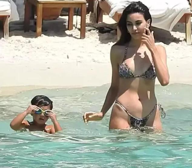 Oğluyla Marmaris tatilinde MUTLU EVLİLİĞİ DEVAM EDİYOR
