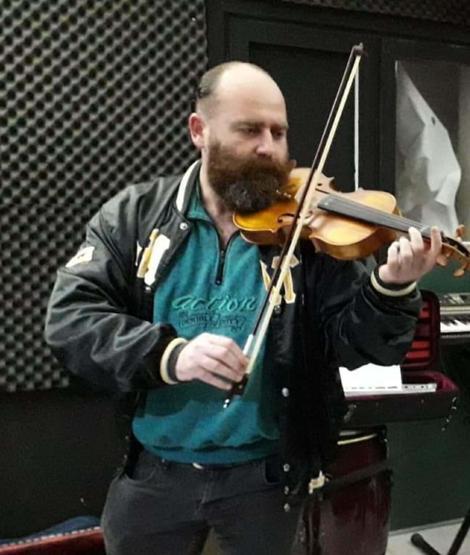 İzmirde akıma kapılıp, 2 kişinin öldüğü yola çiçek bırakıldı