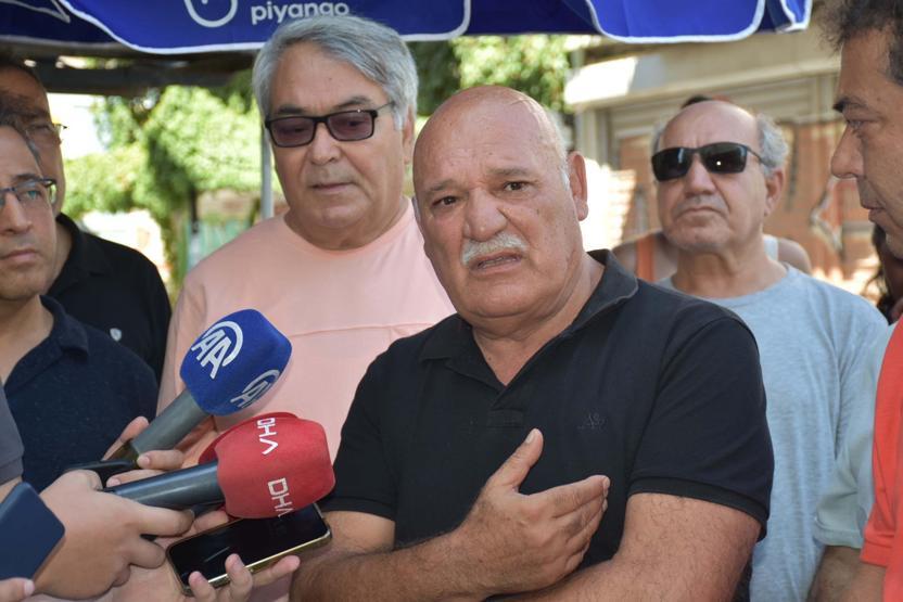 İzmirde akıma kapılıp, 2 kişinin öldüğü yola çiçek bırakıldı