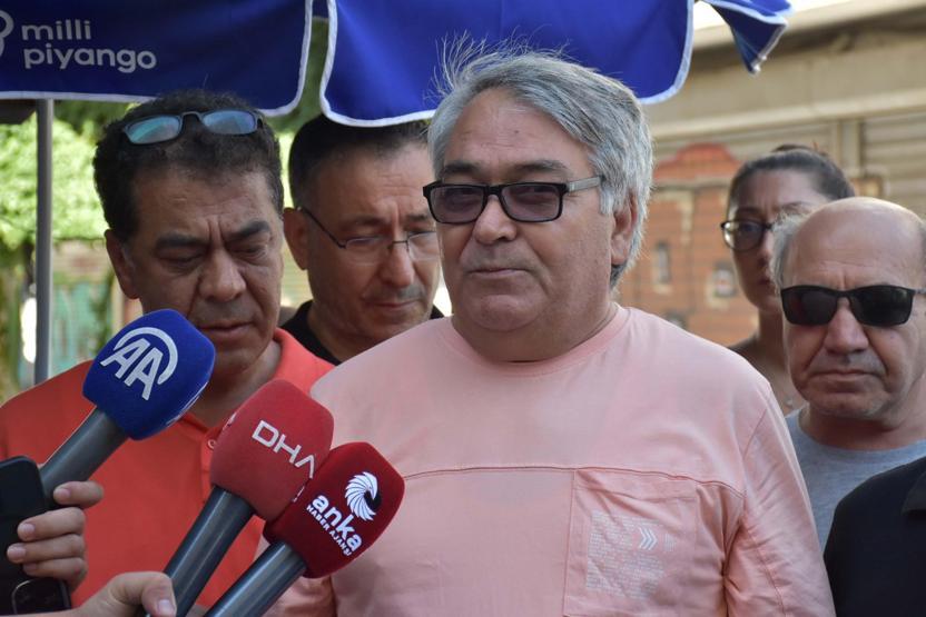 İzmirde akıma kapılıp, 2 kişinin öldüğü yola çiçek bırakıldı