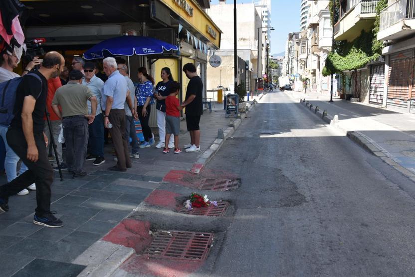 İzmirde akıma kapılıp, 2 kişinin öldüğü yola çiçek bırakıldı