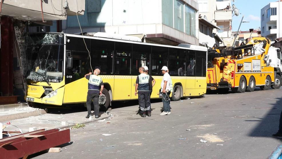 Pendik’te 4 katlı binaya çarpan İETT otobüsü çekildi