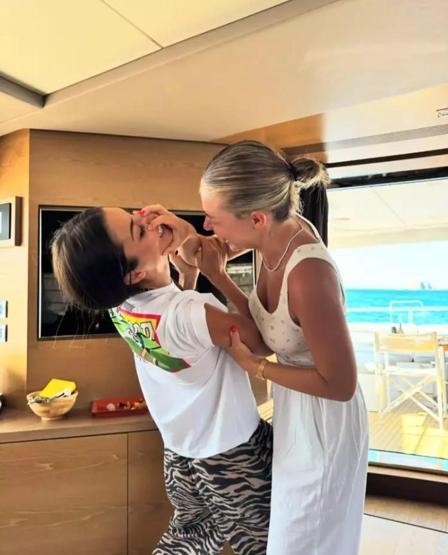 EĞLENCELİ ŞAKA Hande Erçel ablası Gamze Erçel ile saç saça kavga etti