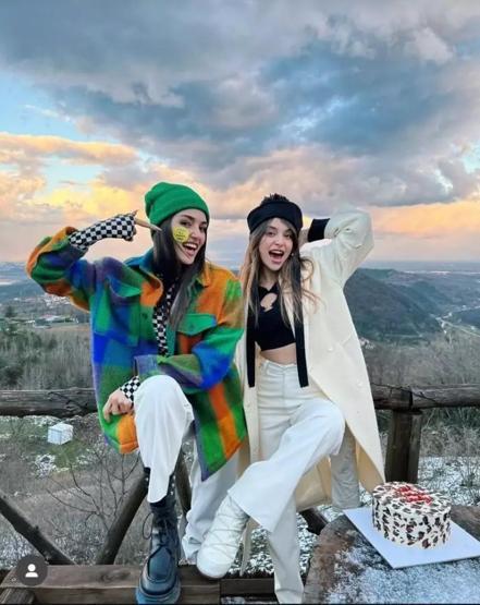 EĞLENCELİ ŞAKA Hande Erçel ablası Gamze Erçel ile saç saça kavga etti