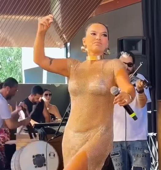 Gülşen ve Hadiseyi eleştirmişti Demet Akalın yeniden transparan giydi Ben de bu sene mayo giyeceğim demişti