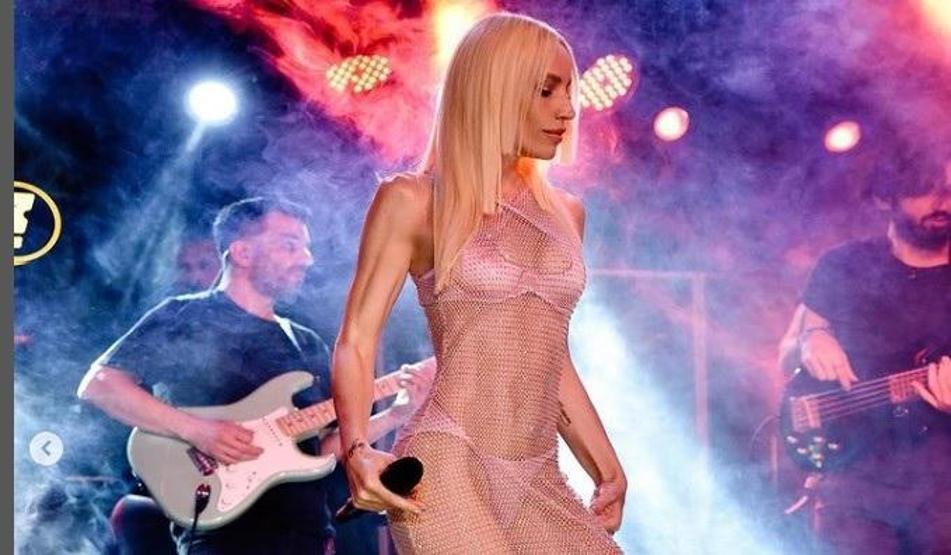 Gülşen ve Hadiseyi eleştirmişti Demet Akalın yeniden transparan giydi Ben de bu sene mayo giyeceğim demişti