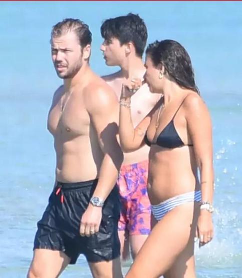 Çeşme tatiline devam ediyorlar DENİZİN VE GÜNEŞİN TADINI ÇIKARDILAR