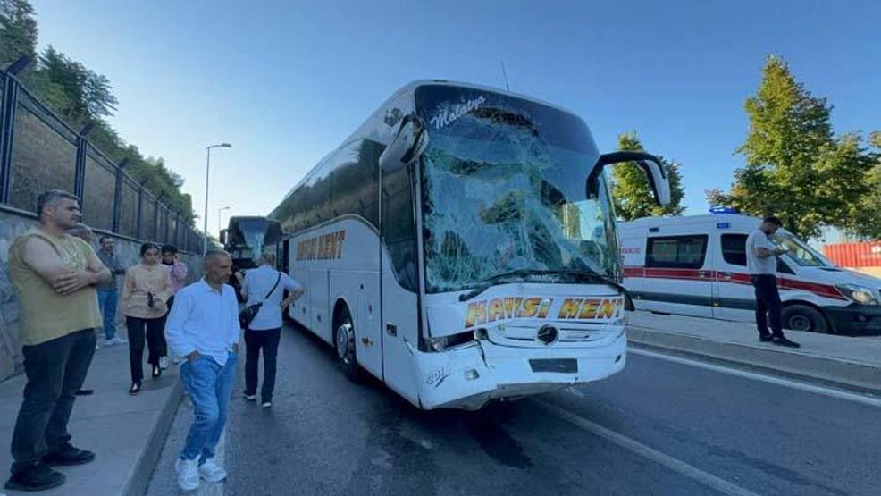 İETT otobüsü ile yolcu otobüsü çarpıştı: 3 yaralı