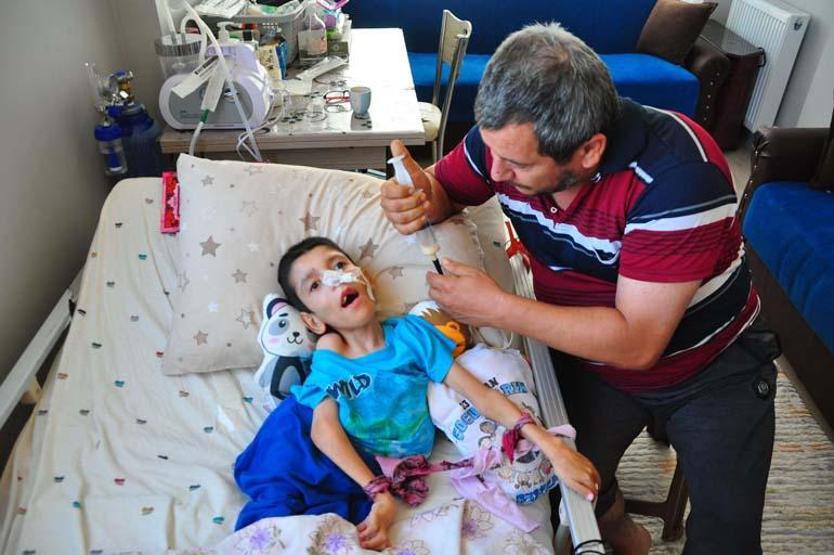 Hidrosefali hastası Osmancan, yaşından çok ameliyat geçirdi
