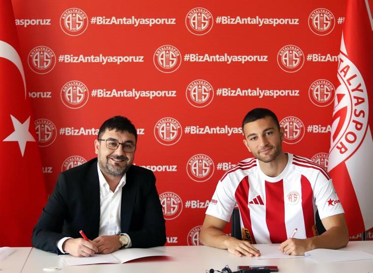 Antalyasporun Beşiktaştan transferi Emrecan Uzunhan için imza töreni düzenlendi