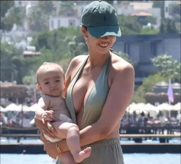 İdo Tatlıses ve Yasemin Şefkatli ikiz oğullarıyla birlikte tatil rotasını Bodruma çevirdi