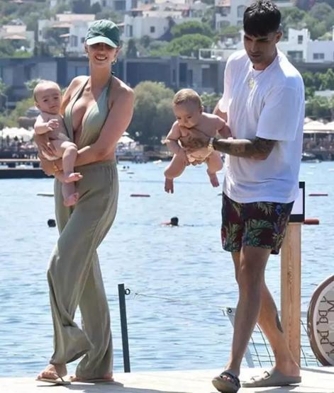 İdo Tatlıses ve Yasemin Şefkatli ikiz oğullarıyla birlikte tatil rotasını Bodruma çevirdi