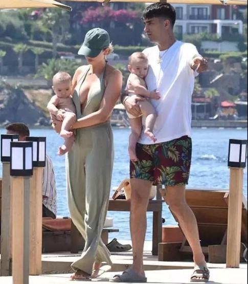 İdo Tatlıses ve Yasemin Şefkatli ikiz oğullarıyla birlikte tatil rotasını Bodruma çevirdi