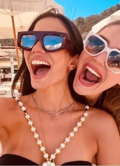 Demet Özdemirin şezlonglu pozuna beğeni yağmuru