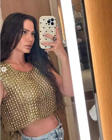 Demet Özdemirin şezlonglu pozuna beğeni yağmuru