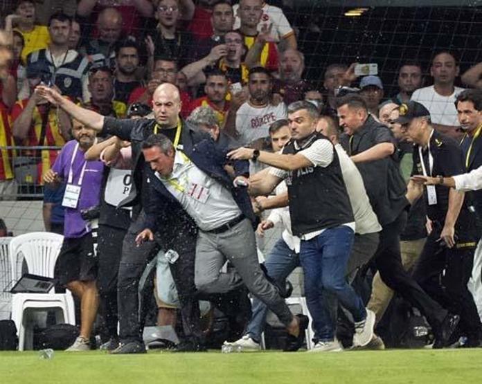 OLAYLI MAÇ | Fenerbahçe Başkanı Ali Koça saldırı
