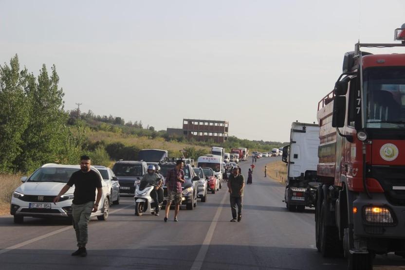 Saman yüklü tır alev aldı: Yol trafiğe kapandı, metrelerce kuyruk oluştu