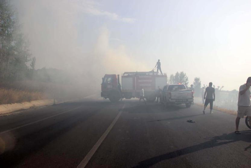 Saman yüklü tır alev aldı: Yol trafiğe kapandı, metrelerce kuyruk oluştu