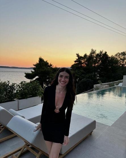 İnci Tanelerinin Dilberi tatilde Hazar Ergüçlü siyah elbisesiyle göz kamaştırdı Türkiyenin starı