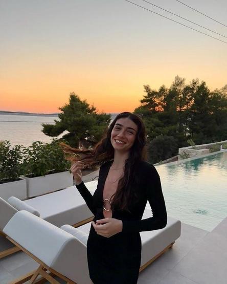 İnci Tanelerinin Dilberi tatilde Hazar Ergüçlü siyah elbisesiyle göz kamaştırdı Türkiyenin starı