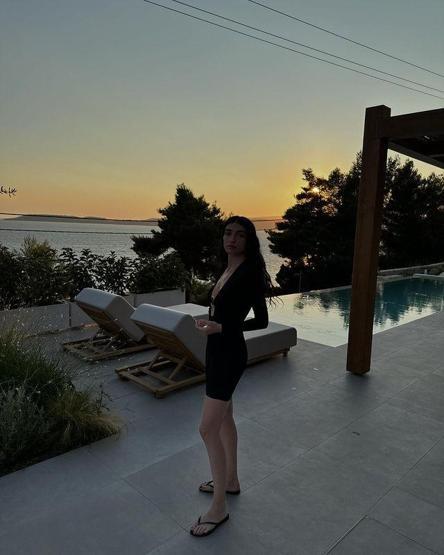İnci Tanelerinin Dilberi tatilde Hazar Ergüçlü siyah elbisesiyle göz kamaştırdı Türkiyenin starı
