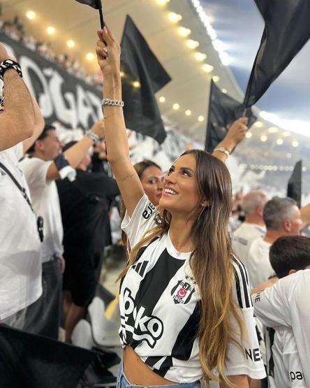 Beşiktaşın yıldızı Ciro Immobilenin eşinden çarpıcı poz İstanbulu aydınlatıyorsun yengem