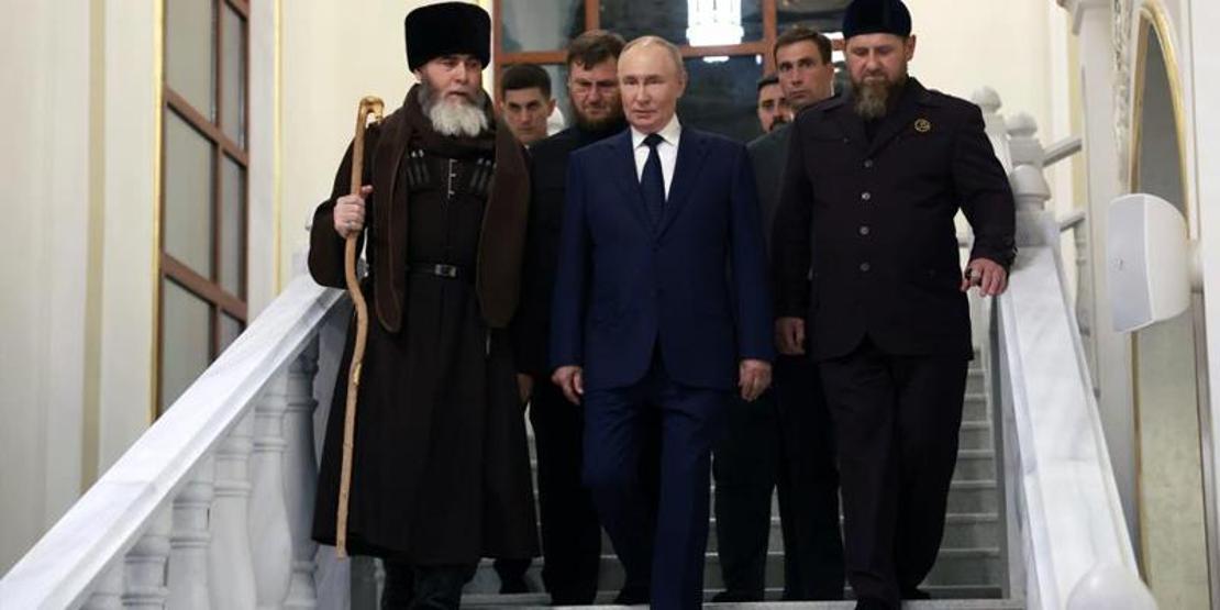 Sosyal medyada gündem olan anlar Putin kendisine hediye edilen Kuran-ı Kerimi öptü