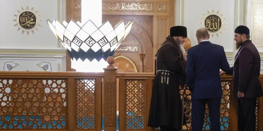 Sosyal medyada gündem olan anlar Putin kendisine hediye edilen Kuran-ı Kerimi öptü