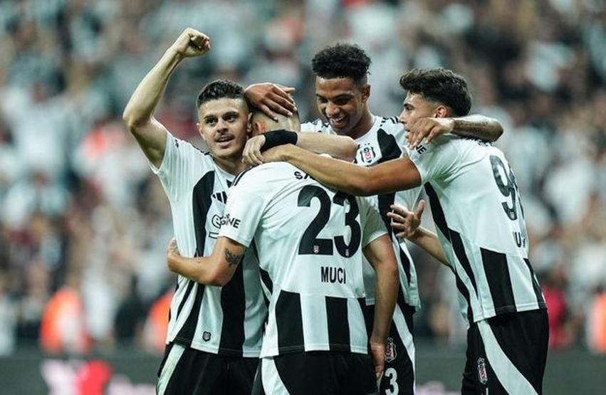 Beşiktaşın yıldızı Ciro Immobilenin eşinden çarpıcı poz İstanbulu aydınlatıyorsun yengem