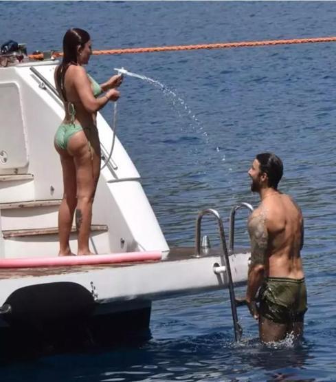 Melek Mosso ve Serkan Sağdıçın denizde romantik anları Yat kiraladılar