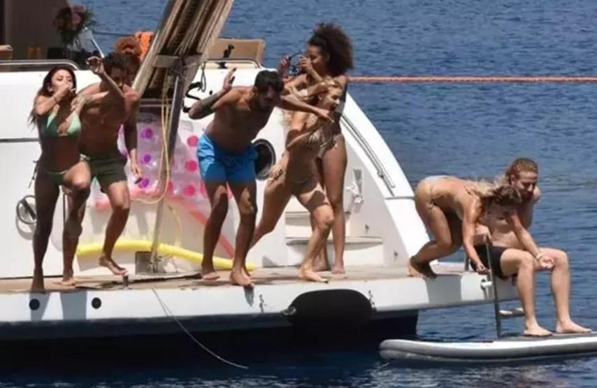 Melek Mosso ve Serkan Sağdıçın denizde romantik anları Yat kiraladılar