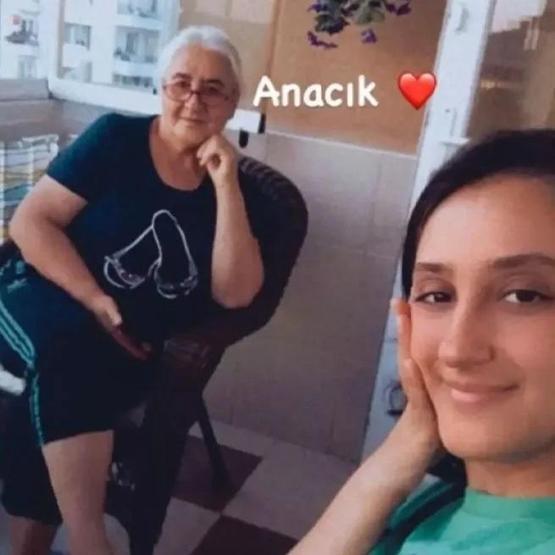 Passwordün konuğu Ecem Erkek’in annesi görenleri şaşırttı İkizi gibi