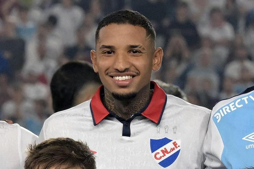 Uruguaylı futbolcu Juan Izquierdo yaşam savaşını kaybetti Sahada baygınlık geçirmişti...