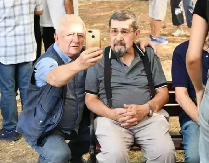 Cihat Tamer evlat acısıyla sarsılmıştı... Cenaze töreninde tepki çeken görüntü