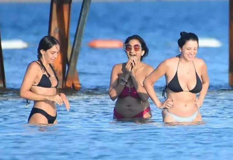 Aybüke Alberenin zor anları Bikinisi gevşedi, denizden çıkmak zorunda kaldı