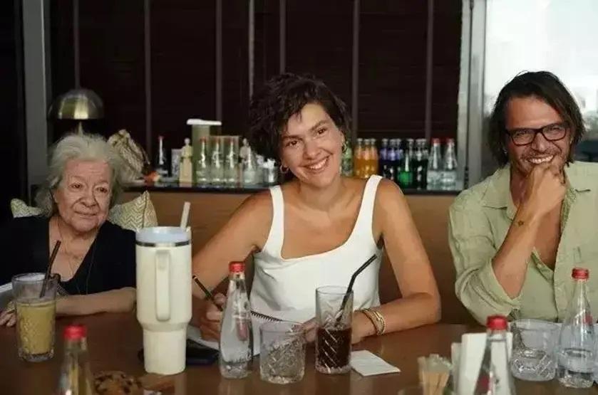YENİ İMAJI OLAY OLMUŞTU Annem Ankaranın yıldızı Bergüzar Korel Kaynak saçlarını tarayabiliyor musun sorusuna bakın ne yanıt verdi