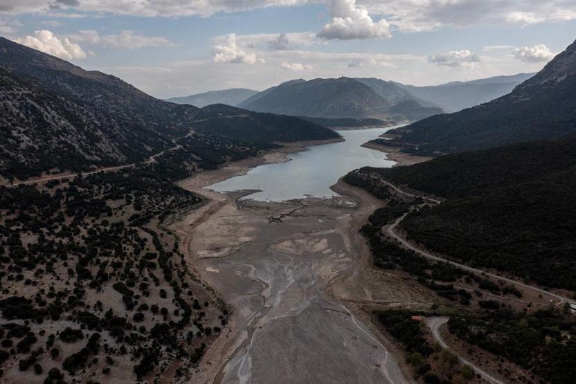 Kuraklık nedeniyle sular çekildi, Yunan köyü ortaya çıktı