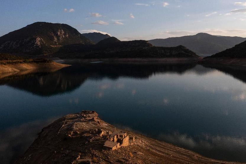 Kuraklık nedeniyle sular çekildi, Yunan köyü ortaya çıktı