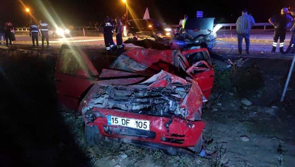 Otomobiller kafa kafaya çarpıştı: 2 kişi can verdi, 3 yaralı