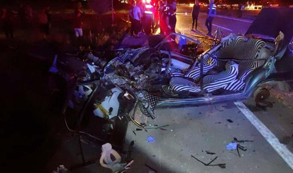 Otomobiller kafa kafaya çarpıştı: 2 kişi can verdi, 3 yaralı