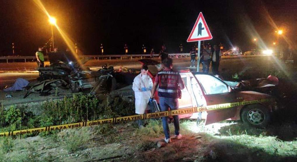 Otomobiller kafa kafaya çarpıştı: 2 kişi can verdi, 3 yaralı