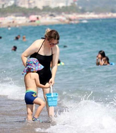 Antalyada yeni eğitim dönemi öncesi sahiller doldu