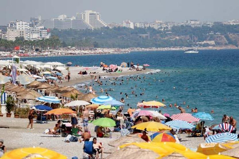 Antalyada yeni eğitim dönemi öncesi sahiller doldu