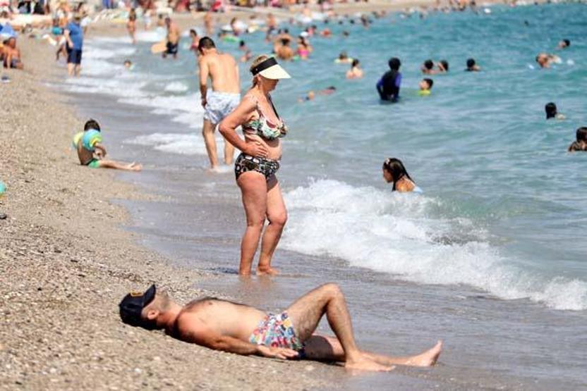 Antalyada yeni eğitim dönemi öncesi sahiller doldu